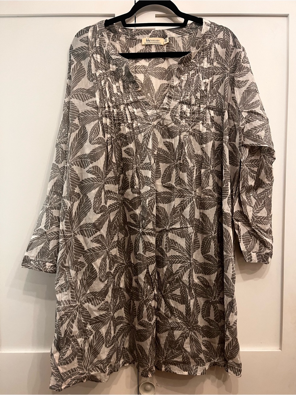 Casual Leaf-Print Long Sleeve beach / swim cover-up in Gray & White